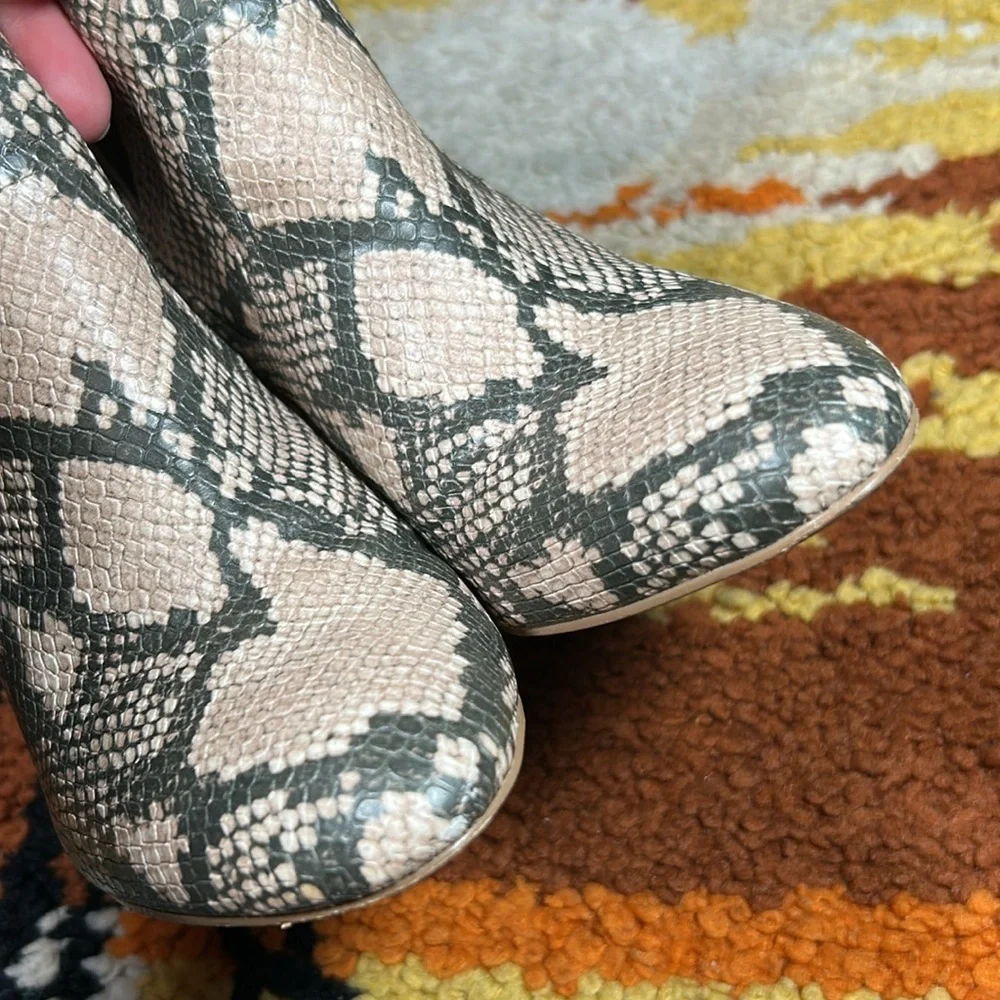 Forrest, STEVE MADDEN, snake bootie!!